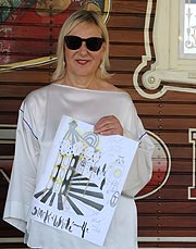 Carla Rumler, Cultural Director Swarovski und Kuratorin Swarovski Kristallwelten mit dem Entwurf des &bdquo;Carousel&ldquo; des spanischen Stardesigners Jaime Hayon (&copy;Foto.Martin Schmitz)